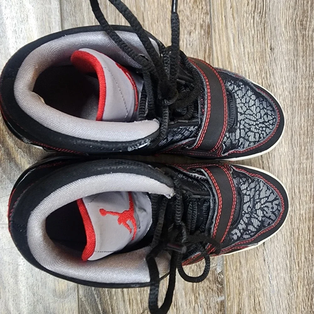 Jordan Nike Boys Basketball Sneakers 2013 #602662-004 Size‎ 4Y Black Gray Red